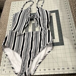 NWOT Ladies S Express swimsuit